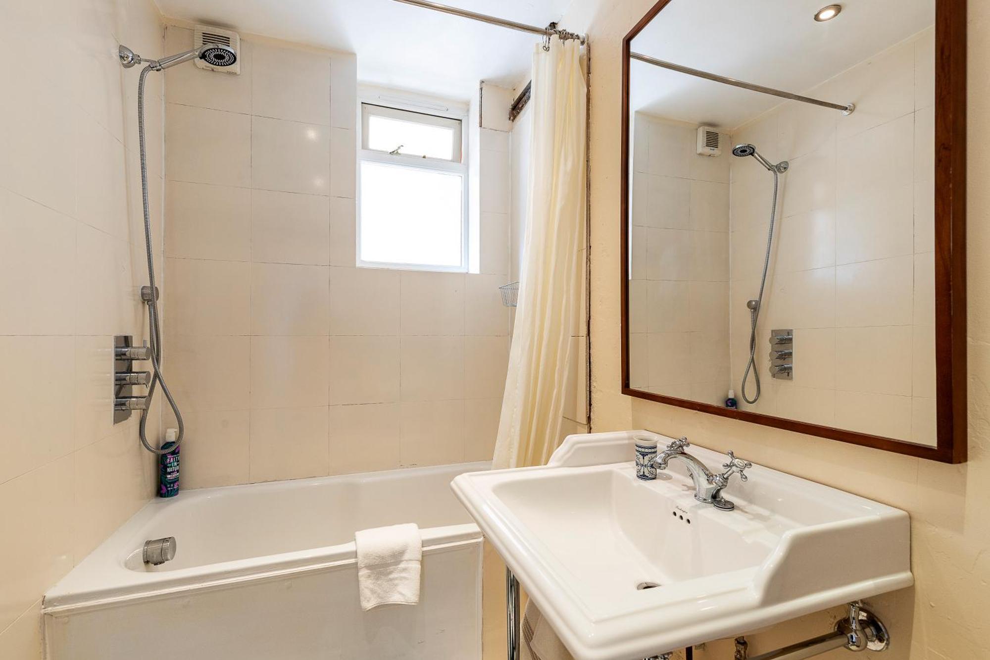 Apartment Retro Charm And Modern Comforts *