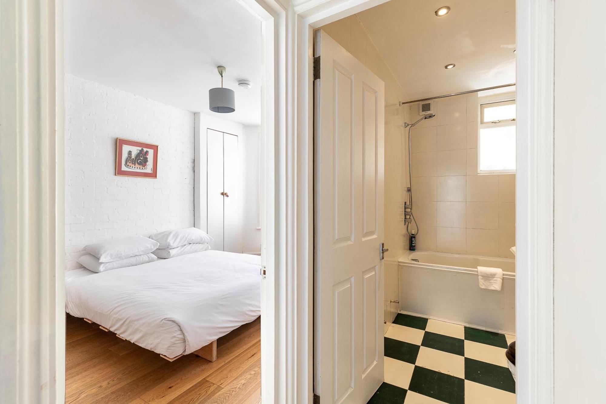 Apartment Retro Charm And Modern Comforts London