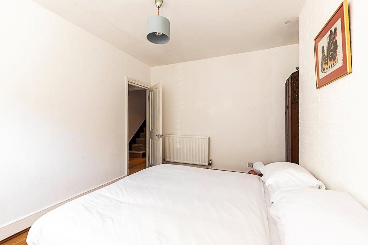 Apartment Retro Charm And Modern Comforts London
