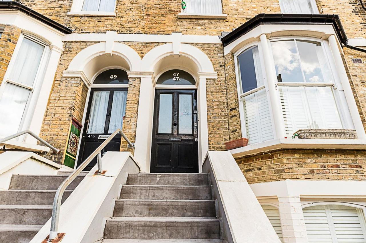 Apartment Retro Charm And Modern Comforts *